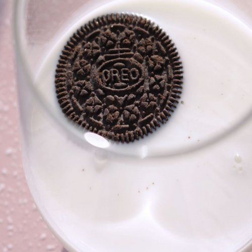 foodiesfeed.com oreo dipped in milk